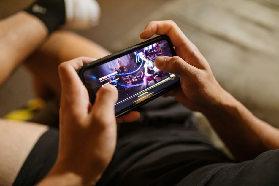Seseorang membaca informasi digital lewat ponsel