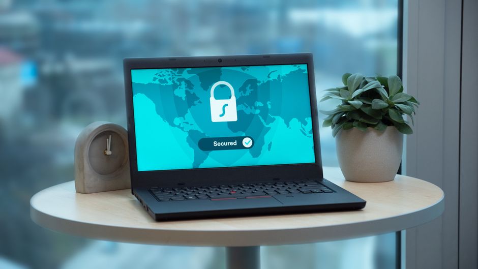 Laptop dengan simbol keamanan digital